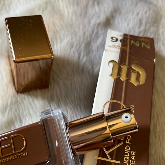 Urban Decay Stay Naked Weightless Foundation - Picture 2 of 3